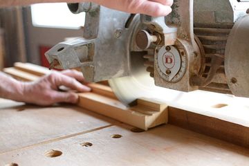 carpintero cortando madera